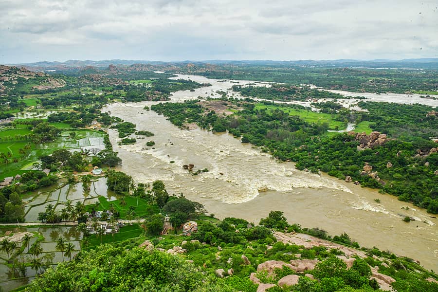 ಪ್ರಕೃತಿ ಸೌಂದರ್ಯದಿಂದ ಕಂಗೊಳಿಸುವ ಗಂಗಾವತಿ ತಾಲ್ಲೂಕಿನ ಆನೆಗೊಂದಿ ಭಾಗದಲ್ಲಿ ಹರಿಯುವ ತುಂಗಭದ್ರಾ ಜಲಾಶಯ 