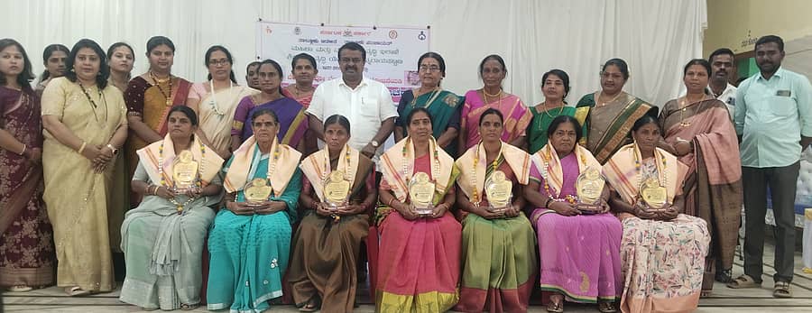 ಚನ್ನರಾಯಪಟ್ಟಣದಲ್ಲಿ ಶನಿವಾರ ಏರ್ಪಡಿಸಿದ್ದ ಅಂತರ ರಾಷ್ಟ್ರೀಯ ಮಹಿಳಾ ದಿನಾಚರಣೆಯಲ್ಲಿ ನಿವೃತ್ತ ಅಂಗನವಾಡಿ ಸಹಾಯಕಿಯರನ್ನು ಶಾಸಕ ಸಿ.ಎನ್. ಬಾಲಕೃಷ್ಣ ಸನ್ಮಾನಿಸಿದರು. ಎಚ್.ಎನ್. ದೀಪಾ, ಎ.ಎಸ್. ಇಂದ್ರಾ, ಜಯಲಕ್ಷ್ಮಮ್ಮ, ನಾಗರತ್ನಾ ಭಾಗವಹಿÀಸಿದ್ದರು