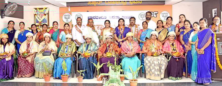 ಮೈಸೂರಿನಲ್ಲಿ ಬಿಜೆಪಿ ಮೋರ್ಚಾದಿಂದ ನಡೆದ ಅಂತರರಾಷ್ಟ್ರೀಯ ಮಹಿಳಾ ದಿನಾಚರಣೆ ಕಾರ್ಯಕ್ರಮದಲ್ಲಿ ಮಹಿಳಾ ಸಾಧಕಿಯರನ್ನು ಸನ್ಮಾನಿಸಲಾಯಿತು. ಟಿ.ಎಸ್.ಶ್ರೀವತ್ಸ, ಸಿ.ಮಂಜುಳಾ ಭಾಗವಹಿಸಿದ್ದರು