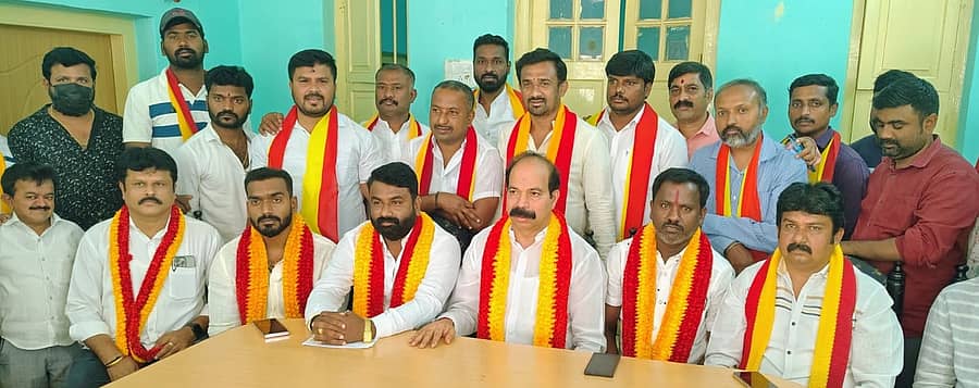 ರಾಮನಗರದ ಪ್ರವಾಸಿ ಮಂದಿರದಲ್ಲಿ ನಡೆದ ಸುದ್ದಿಗೋಷ್ಠಿಯಲ್ಲಿ ಕರ್ನಾಟಕ ರಕ್ಷಣಾ ವೇದಿಕೆ ರಾಜ್ಯಾಧ್ಯಕ್ಷ ಪ್ರವೀಣ್‌ ಶೆಟ್ಟಿ ಮಾತನಾಡಿದರು. ವೇದಿಕೆ ಜಿಲ್ಲಾಧ್ಯಕ್ಷ ಎಂ.ಎನ್‌.ಆರ್. ರಾಜು, ರಾಜ್ಯ ಉಪಾಧ್ಯಕ್ಷ ಶಿವರಾಜಗೌಡ ಹಾಗೂ ಇತರ ಪದಾಧಿಕಾರಿಗಳು ಇದ್ದಾರೆ