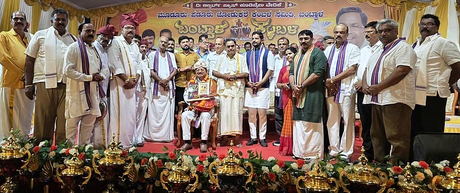 ಬಂಟ್ವಾಳ ತಾಲ್ಲೂಕಿನ ನಾವೂರು ಗ್ರಾಮದ ಕೂಡಿಬೈಲಿನಲ್ಲಿ ಶನಿವಾರ ರಾತ್ರಿ ನಡೆದ ಮೂಡೂರು-ಪಡೂರು ಕಂಬಳದ ಸಭಾ ಕಾರ್ಯಕ್ರಮದಲ್ಲಿ ರಾಜ್ಯ ಸರ್ಕಾರದ ದೆಹಲಿ ವಿಶೇಷ ಪ್ರತಿನಿಧಿ ಟಿ.ಬಿ.ಜಯಚಂದ್ರ ಅವರನ್ನು ಸನ್ಮಾನಿಸಲಾಯಿತು