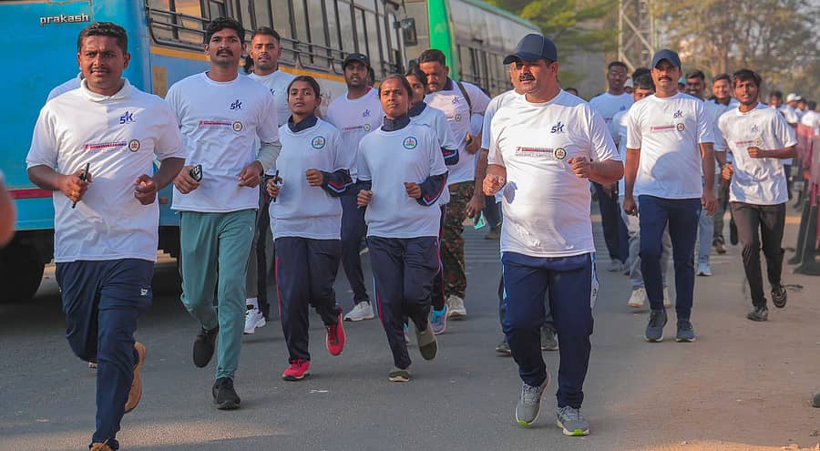 ಮಾದಕದ್ರವ್ಯ ಸೇವನೆ ಮತ್ತು ಸೈಬರ್‌ ಅಪರಾಧದ ವಿರುದ್ಧ ಯುವಕರಲ್ಲಿ ಜಾಗೃತಿ ಮೂಡಿಸಲು ಆಯೋಜಿಸಿದ್ದ ಮ್ಯಾರಥಾನ್‌ ಓಟದಲ್ಲಿ ಪೊಲೀಸ್‌ ಸಿಬ್ಬಂದಿ ಹಾಗೂ ವಿದ್ಯಾರ್ಥಿಗಳು ಪಾಲ್ಗೊಂಡಿದ್ದರು.