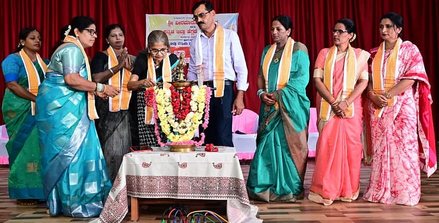 ಮೂಡುಬಿದಿರೆಯ ಕೋಟೆಬಾಗಿಲು ವೀರಮಾರುತಿ ದೇವಸ್ಥಾನದಲ್ಲಿ ನಡೆದ ಮಹಿಳಾ ದಿನಾಚರಣೆಯನ್ನು ಕಾರ್ಕಳದ ಲೀಲಾವತಿ ಆರ್.ಹೆಗ್ಡೆ ಉದ್ಘಾಟಿಸಿದರು
