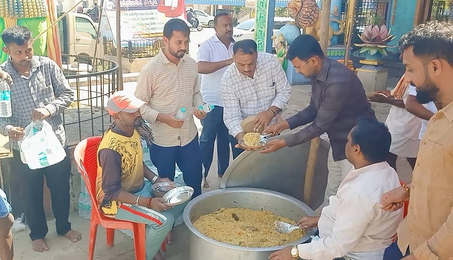 ಅರಕಲಗೂಡು ದೊಡ್ಡಮ್ಮ ದೇವಾಲಯದಲ್ಲಿ ಸೋಮವಾರ ಆದಿ ಚುಂಚನಗಿರಿ ಹಾಸನ ಶಾಖಾಮಠದ ಶಂಭುನಾಥ ಸ್ವಾಮೀಜಿಯವರ ಜನ್ಮ ದಿನದ ಪ್ರಯುಕ್ತ ಅನ್ನ ದಾಸೋಹ ಏರ್ಪಡಿಸಲಾಗಿತ್ತು.