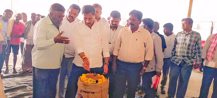 ಮಾಗಡಿ ತಾಲ್ಲೂಕಿನ ಸೋಲೂರು ರಾಗಿ ಖರೀದಿ ಕೇಂದ್ರಕ್ಕೆ ಶಾಸಕ ಬಾಲಕೃಷ್ಣ ಭೇಟಿ ನೀಡಿ ಅಧಿಕಾರಿಗಳಿಂದ ಮಾಹಿತಿ ಪಡೆದರು