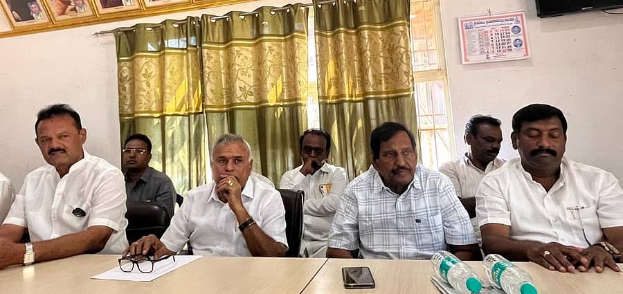 ಮಾಲೂರು ಕಾಂಗ್ರೆಸ್ ಕಚೇರಿಯಲ್ಲಿ ಭಾನುವಾರ ತಾಲ್ಲೂಕು ಕಾಂಗ್ರೆಸ್ ಸಮಿತಿ ವತಿಯಿಂದ ಹಮ್ಮಿಕೊಂಡಿದ್ದ ಪತ್ರಿಕಾ ಗೋಷ್ಠಿಯಲ್ಲಿ ಶಾಸಕ ಕೆ.ವೈ.ನಂಜೇಗೌಡ ಮಾತನಾಡಿದರು