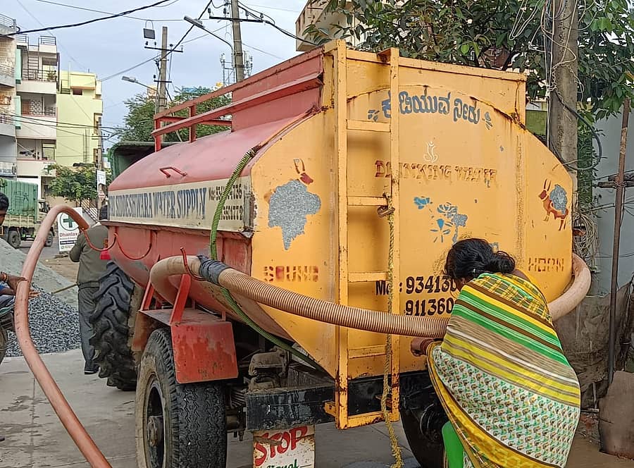 <div class="paragraphs"><p>ಕೆ.ಆರ್.ಪುರ ಭಾಗದ ಕನಕನಗರದಲ್ಲಿ ಟ್ಯಾಂಕರ್‌ ನೀರು ಪೂರೈಕೆಯಾಗುತ್ತಿದೆ</p></div>