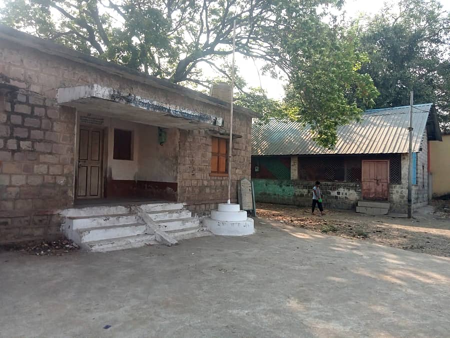 ಕೌಜಲಗಿ ಪಟ್ಟಣದ ಹೋಬಳಿ ಮಟ್ಟದ ಪಶು ಆಸ್ಪತ್ರೆ ಕಟ್ಟಡ