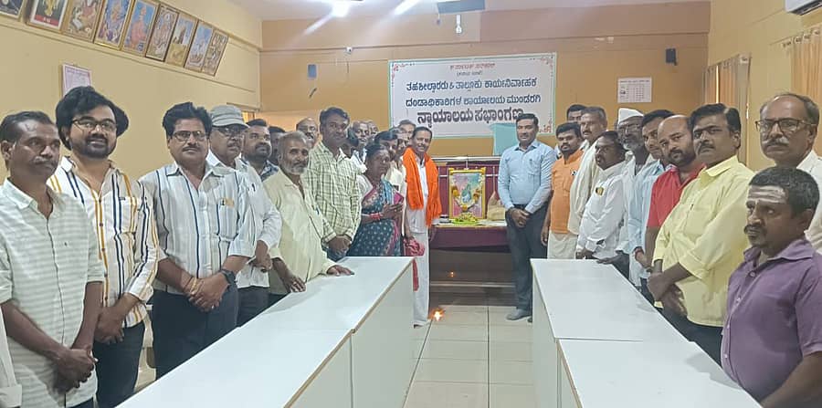 ಮುಂಡರಗಿ ಪಟ್ಟಣದ ತಹಶೀಲ್ದಾರ್ ಕಾರ್ಯಾಲಯದಲ್ಲಿ ರೇಣುಕಾಚಾರ್ಯರ ಜಯಂತಿ ಆಚರಿಸಲಾಯಿತು