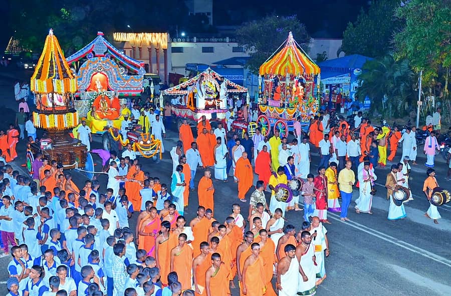 ನಾಗಮಂಗಲ ತಾಲ್ಲೂಕಿನ ಆದಿಚುಂಚನಗಿರಿ ಮಠದಲ್ಲಿ ಜಾತ್ರಾ ಮಹೋತ್ಸವದ ಅಂಗವಾಗಿ ಮಂಗಳವಾರ ರಾತ್ರಿ ನಡೆದ ಕಾಲಭೈರವೇಶ್ವರ ಸ್ವಾಮಿ ಹೂವಿನ ಪಲ್ಲಕ್ಕಿ ಉತ್ಸವ ಮತ್ತು ನಿರ್ಮಲಾನಂದನಾಥ ಸ್ವಾಮೀಜಿ ಅವರ ಮುತ್ತಿನ ಪಲ್ಲಕ್ಕಿ ಉತ್ಸವದಲ್ಲಿ ನೂರಾರು ಭಕ್ತರು ಭಾಗವಹಿಸಿದ್ದರು.