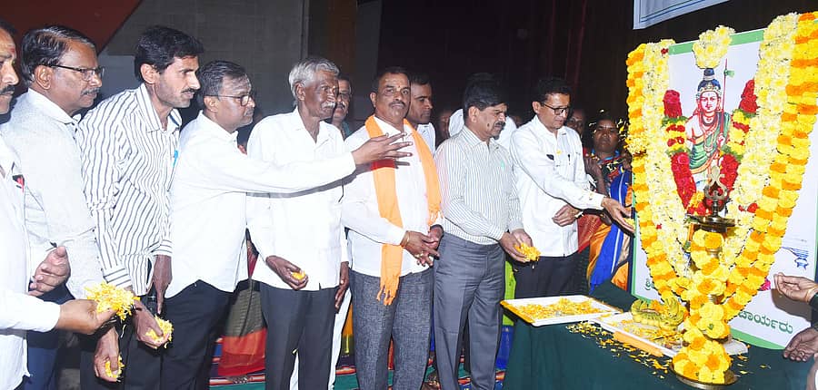 ತುಮಕೂರಿನಲ್ಲಿ ಬುಧವಾರ ರೇಣುಕಾಚಾರ್ಯರ ಜಯಂತಿ ಕಾರ್ಯಕ್ರಮದಲ್ಲಿ ಭಾವಚಿತ್ರಕ್ಕೆ ಪುಷ್ಪ ನಮನ ಸಲ್ಲಿಸಲಾಯಿತು. ಶಾಸಕ ಜಿ.ಬಿ.ಜ್ಯೋತಿಗಣೇಶ್, ಪ್ರಮುಖರಾದ ಕೆ.ಎಸ್.ಸಿದ್ಧಲಿಂಗಪ್ಪ, ಟಿ.ಆರ್.ಸದಾಶಿವಯ್ಯ, ಜಿ.ಎಸ್.ಸಿದ್ಧರಾಜು ಮೊದಲಾದವರು ಭಾಗವಹಿಸಿದ್ದರು