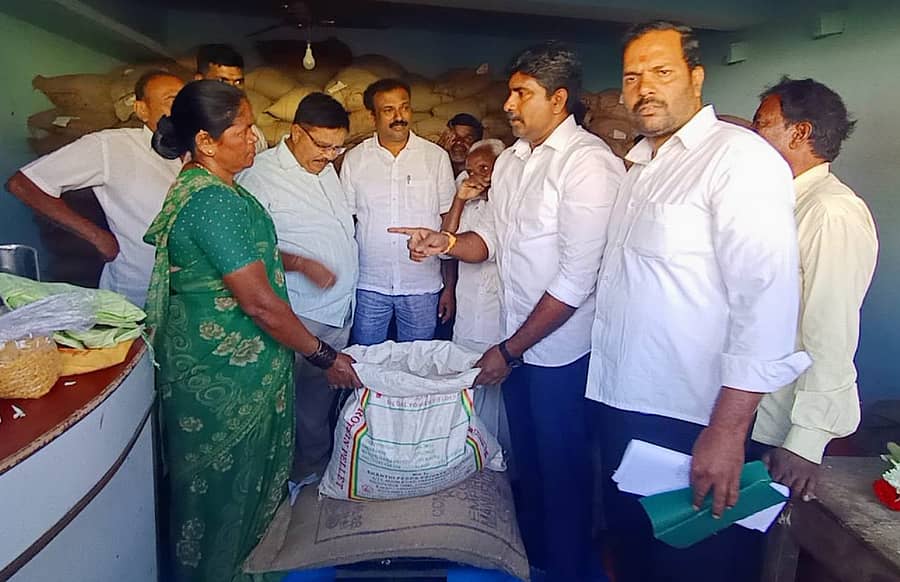 ಅರಕಲಗೂಡಿನಲ್ಲಿ ಗುರುವಾರ ಅನ್ನಭಾಗ್ಯ ಯೋಜನೆಯ ಅಕ್ಕಿ ವಿತರಣೆಗೆ ಗ್ಯಾರಂಟಿ ಯೋಜನೆ ಅನುಷ್ಠಾನ ಸಮಿತಿ ಅಧ್ಯಕ್ಷ ಎಚ್.ಪಿ. ಶ್ರೀಧರಗೌಡ ಚಾಲನೆ ನೀಡಿದರು. ಮಂಜು, ರಾಮಚಂದ್ರ, ರಾಜೇಶ್ ಭಾಗವಹಿಸಿದ್ದರು