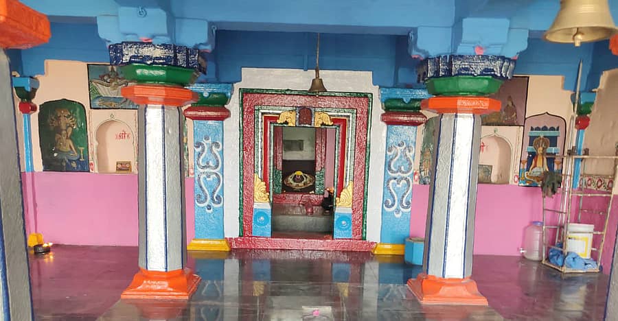 ಬಣ್ಣದೋಕುಳಿಯ ನಿಷೇಧಕ್ಕೆ ಕಾರಣವಾಗಿರುವ ಮುಂಡರಗಿ ಪಟ್ಟಣದ ಕನಕಪ್ಪನ ಗುಡ್ಡದ ಮೇಲಿರುವ ಲಕ್ಷ್ಮಿಕನಕನರಸಿಂಹ ದೇವಸ್ಥಾನ