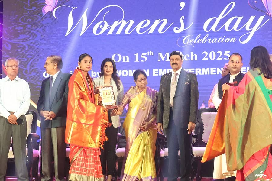 ರಾಜರಾಜೇಶ್ವರಿ ವೈದ್ಯಕೀಯ ಕಾಲೇಜು ಮತ್ತು ಆಸ್ಪತ್ರೆಯಲ್ಲಿ ಅತ್ಯುತ್ತಮ ಸೇವೆ ಮಾಡಿದ ವೈದ್ಯರನ್ನು ಚಿತ್ರನಟಿ ಸೋನಾಲ್ ಮಾಂಟಿರೋ ಸನ್ಮಾನಿಸಿದರು.  ಎಸ್. ಲಲಿತಾಲಕ್ಷ್ಮೀ, ಎ.ಸಿ. ಷಣ್ಮುಗಂ, ರೆವರೆಂಡ್ ಫಾದರ್ ಜೆರೋಮ್ ಓಎಸ್ಬಿ ಉಪಸ್ಥಿತರಿದ್ದರು