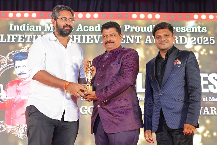 ವಿಶಾಖಪಟ್ಟಣದಲ್ಲಿ ಈಚೆಗೆ ನಡೆದ ಕಾರ್ಯಕ್ರಮದಲ್ಲಿ ಕುದ್ರೋಳಿ ಗಣೇಶ್ ಅವರಿಗೆ ‘ಗೋಲ್ಡನ್ ಮ್ಯಾಜಿಷಿಯನ್’ ರಾಷ್ಟ್ರೀಯ ಜಾದೂ ಪ್ರಶಸ್ತಿಯನ್ನು ಸಂಸದ ಶ್ರೀಭರತ್ ಮುತ್ತುಕುಮುಲಿ ಪ್ರಶಸ್ತಿ ಪ್ರದಾನ ಮಾಡಿದರು. ಬಿ.ಎಸ್.ರೆಡ್ಡಿ ಭಾಗವಹಿಸಿದ್ದರು.