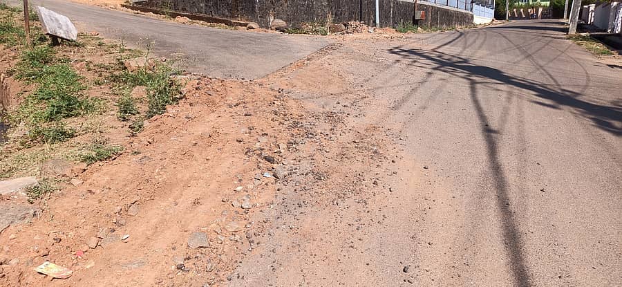 <div class="paragraphs"><p>ಸೋಮವಾರಪೇಟೆ ಪಟ್ಟಣದ ಶಿವಾಜಿ ರಸ್ತೆಯಲ್ಲಿ ತೆಗೆದಿರುವ ಗುಂಡಿಯ ಮಣ್ಣು ಮತ್ತು ಸಣ್ಣ ಕಲ್ಲು ರಸ್ತೆಯ ಮೇಲೆ ಚೆಲ್ಲಾಡಿದ್ದು, ದ್ವಿಚಕ್ರ ವಾಹನ ಸವಾರರಿಗೆ ಸಮಸ್ಯೆಯಾಗಿದೆ. </p></div>