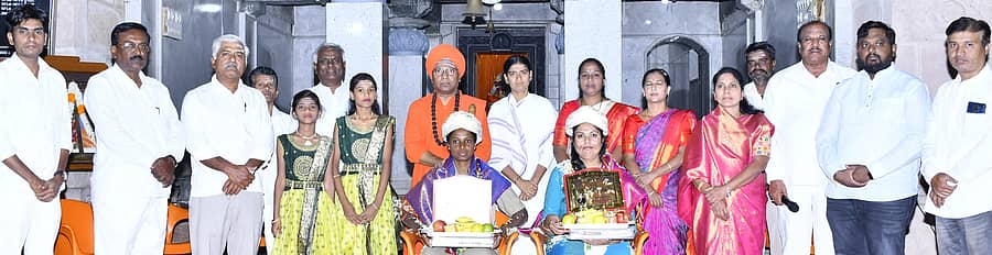 ಮಹಿಳಾ ದಿನಾಚರಣೆ ಅಂಗವಾಗಿ ಸಾರಿಗೆ ಕ್ಷೇತ್ರದಲ್ಲಿ ವಿಶಿಷ್ಟ ಸಾಧನೆ ಮಾಡುತ್ತಿರುವ ಬಸ್ ಚಾಲಕಿ ಶ್ರೀದೇವಿ ಕೇಸರಪ್ಪನವರ ಹಾಗೂ ಆಟೊರಿಕ್ಷಾ ಚಾಲಕಿ ರೇಖಾ ಸಂತೋಷ ಹುಲ್ಲೂರು ಅವರನ್ನು ಸನ್ಮಾನಿಸಲಾಯಿತು