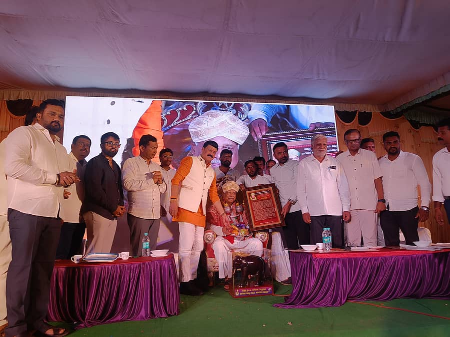 ಸಾಗರ ತಾಲ್ಲೂಕಿನ ಆನಂದಪುರಂನಲ್ಲಿ ಶನಿವಾರ ನಡೆದ ಕಾರ್ಯಕ್ರಮದಲ್ಲಿ ಮಾಜಿ ಸಚಿವ ಕಾಗೋಡು ತಿಮ್ಮಪ್ಪ ಅವರಿಗೆ ನಾಗರಿಕ ಸನ್ಮಾನ ನೀಡಲಾಯಿತು.