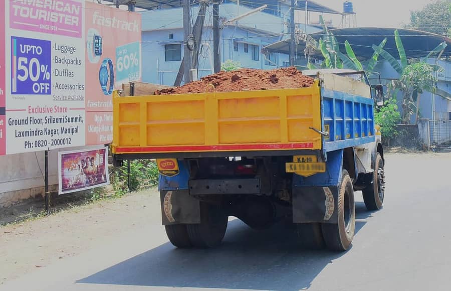 <div class="paragraphs"><p>ಉಡುಪಿಯ ಕುಂಜಿಬೆಟ್ಟು ಬಳಿ ಹೊದಿಕೆ ಅಳವಡಿಸದೆ ಲಾರಿಯಲ್ಲಿ ಮಣ್ಣು ಸಾಗಿಸುತ್ತಿರುವುದು</p></div>