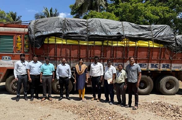 ಬೇವು ಲೇಪಿತ ಯೂರಿಯಾ ರಸಗೊಬ್ಬರವನ್ನು ಅಕ್ರಮವಾಗಿ ಸಾಗಿಸುತ್ತಿದ್ದ ಲಾರಿಯನ್ನು ವಶಕ್ಕೆ ಪಡೆದ ಅಧಿಕಾರಿಗಳು