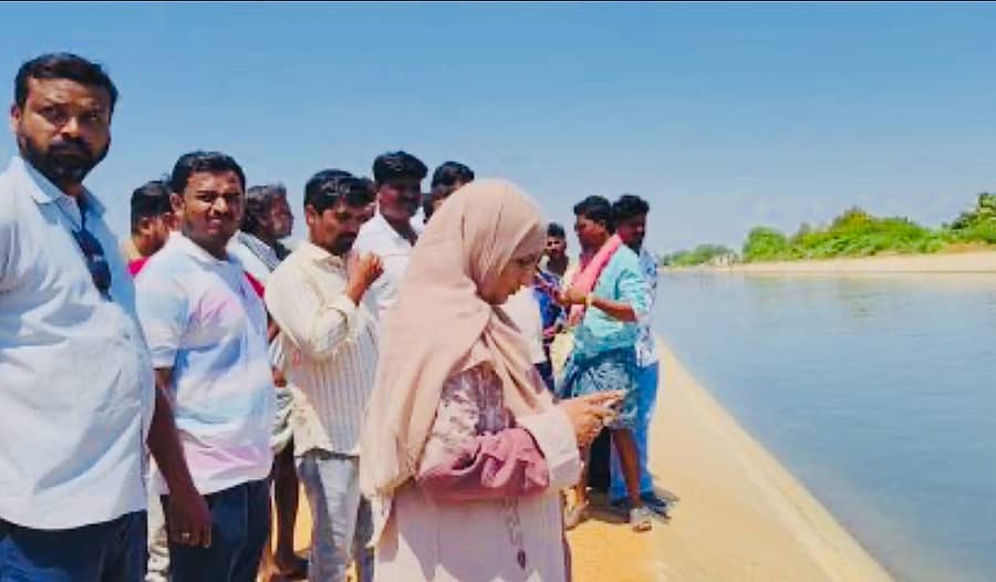 <div class="paragraphs"><p>ಕನಕಗಿರಿ: ಕಾಲು ಜಾರಿ ತುಂಗಭದ್ರಾ ಎಡದಂಡೆ ಕಾಲುವೆಗೆ ಬಿದ್ದ ಯುವಕ– ತೀವ್ರ ಹುಡುಕಾಟ</p></div>