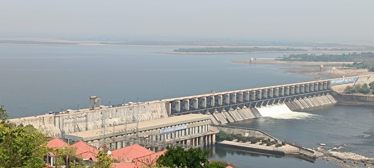 ಆಲಮಟ್ಟಿ ಜಲಾಶಯದ ಬಲಭಾಗದ ವಿದ್ಯುತ್ ಉತ್ಪಾದನಾ ಕೇಂದ್ರದ ಬದಲಾಗಿ ಜಲಾಶಯದ ಎಂಟು ಗೇಟ್‌ಗಳ ಮೂಲಕ ನೀರು ನದಿಗೆ ಹರಿಯುತ್ತಿರುವುದು