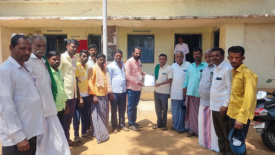 ಹನುಮಸಾಗರದಲ್ಲಿರುವಂತಹ ಖಾಸಗಿ ಟಿಸಿ ದುರಸ್ತಿ ಕೇಂದ್ರ ವಿರುದ್ಧ ರೈತರು ವಿದ್ಯುತ್ ಶಾಖಾಧಿಕಾರಿ ಅವರಿಗೆ ಮನವಿ ಪತ್ರ ನೀಡುತ್ತಿರುವುದು.