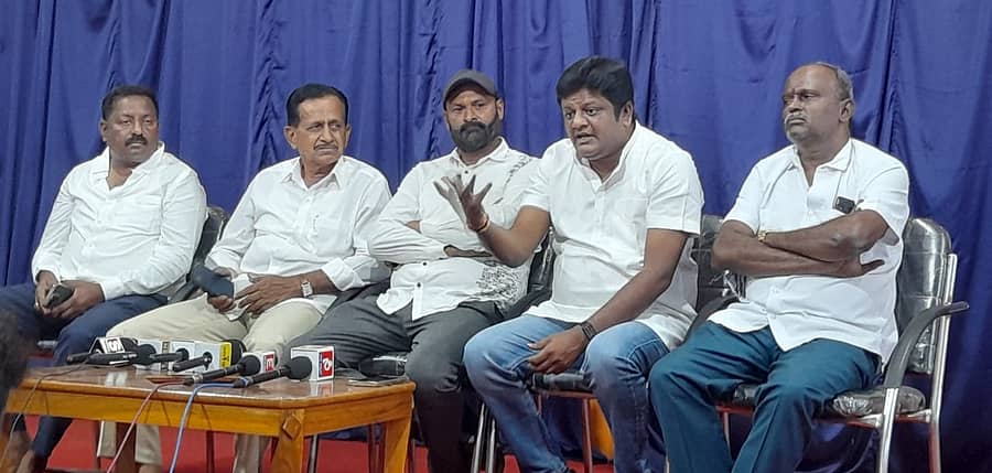 ಚಿಕ್ಕಬಳ್ಳಾಪುರದಲ್ಲಿ ನಡೆದ ಸುದ್ದಿಗೋಷ್ಠಿಯಲ್ಲಿ ಎಸ್.ಪಿ.ಶ್ರೀನಿವಾಸ್ ಮಾತನಾಡಿದರು