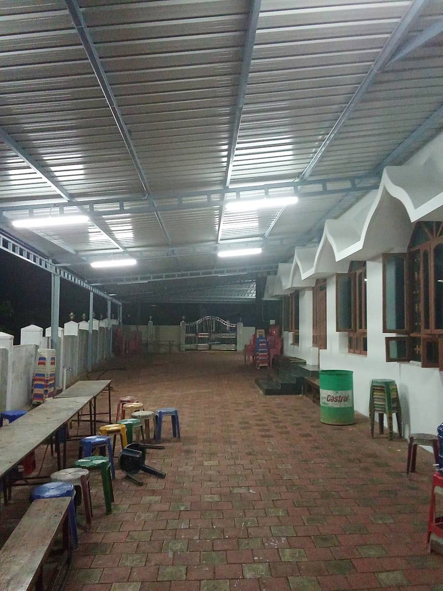 <div class="paragraphs"><p>ಮಸೀದಿಯ ಹೊರ ಆವರಣದಲ್ಲಿ ಚಾವಣಿ ನಿರ್ಮಿಸಿರುವುದು</p></div>