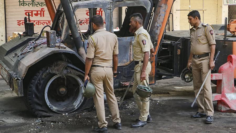 <div class="paragraphs"><p>ಮಹಾರಾಷ್ಟ್ರದ ನಾಗ್ಪುರದಲ್ಲಿ ಸಂಭವಿಸಿದ ಹಿಂಸಾಚಾರದಲ್ಲಿ ಬೆಂಕಿಗೆ ಆಹುತಿಯಾದ ವಾಹನವನ್ನು ಪೊಲೀಸರು ಪರಿಶೀಲಿಸಿದರು</p></div>