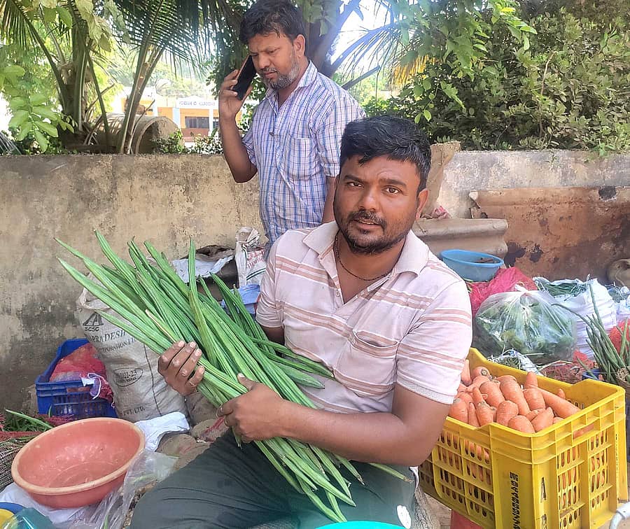 ಬಸವಾಪಟ್ಟಣದಲ್ಲಿ ನುಗ್ಗೆಕಾಯಿ ವ್ಯಾಪಾರ ಮಾಡುತ್ತಿರುವ ಸಗಟು ತರಕಾರಿ ವ್ಯಾಪಾರಿ ಮಹಮದ್‌ಗೌಸ್
