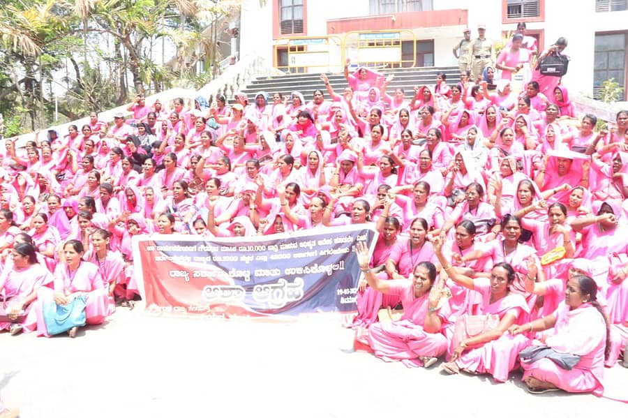 ಶಿವಮೊಗ್ಗದಲ್ಲಿ ಬುಧವಾರರಾಜ್ಯ ಸಂಯುಕ್ತ ಆಶಾ ಕಾರ್ಯಕರ್ತೆಯರ ಸಂಘದ ಜಿಲ್ಲಾ ಸಮಿತಿಯಿಂದ ಬುಧವಾರ ಜಿಲ್ಲಾಧಿಕಾರಿಗೆ ಕಚೇರಿ ಎದುರು ಪ್ರತಿಭಟನೆ ನಡೆಸಲಾಯಿತು