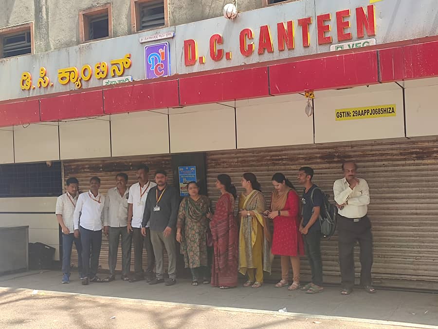 ಕೆ.ಜಿ. ರಸ್ತೆಯಲ್ಲಿರುವ ಕಂದಾಯ ಭವನದಲ್ಲಿ ‘ಡಿಸಿ ಕ್ಯಾಂಟಿನ್’ಗೆ ಕಂದಾಯ ಇಲಾಖೆ ಅಧಿಕಾರಿಗಳು ಬುಧವಾರ ಬೀಗ ಹಾಕಿದರು.