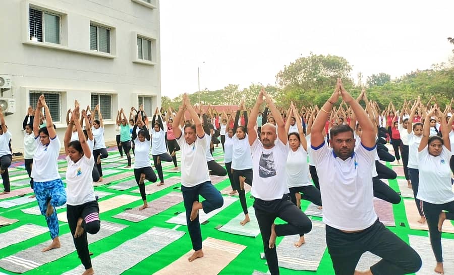 ನಾಗಮಂಗಲ ತಾಲ್ಲೂಕಿನ ಶೀರಾಪಟ್ಟಣ ಬಳಿಯ ಕೇಂದ್ರೀಯ ಯೋಗ ಮತ್ತು ‌ಪ್ರಕೃತಿ ಚಿಕಿತ್ಸೆ ಕೇಂದ್ರದಲ್ಲಿ ಗುರುವಾರ ಆಯೋಜಿಸಿದ್ದ 11ನೇ ಅಂತರರಾಷ್ಟ್ರೀಯ ಯೋಗ 100ನೇ ದಿನದ ಕೌನ್ ಡೌನ್ ಕಾರ್ಯಕ್ರಮದಲ್ಲಿ ನೂರಾರು ಸಾರ್ವಜನಿಕರು ಯೋಗಾಭ್ಯಾಸ ಮಾಡಿದರು
