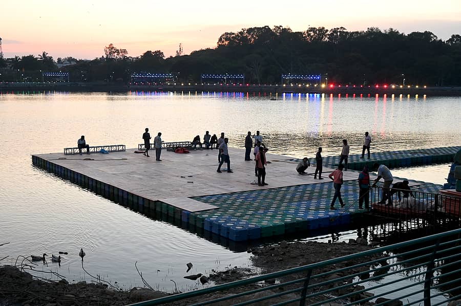 ಕಾವೇರಿ ಆರತಿಯ ಮುನ್ನಾದಿನವಾದ ಗುರುವಾರ ಸಾಂಕ್ಯಿ ಕೆರೆಯಲ್ಲಿ ಅಂತಿಮ ಸಿದ್ಧತೆ ನಡೆಸಲಾಯಿತು
ಪ್ರಜಾವಾಣಿ ಚಿತ್ರ/ಬಿ.ಕೆ. ಜನಾರ್ದನ್