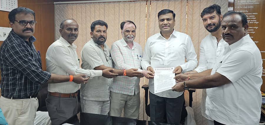 ಬಾಕಿ ಅನುದಾನ ಬಿಡುಗಡೆಗಾಗಿ ಸಂತೇಮರಹಳ್ಳಿ ಸಮೀಪದ ಕುದೇರು ಚಾಮುಲ್ ಆಡಳಿತ ಮಂಡಳಿ ವತಿಯಿಂದ ಕೆಎಂಎಫ್ ಅಧ್ಯಕ್ಷ ಭೀಮಾಯ್ಕ್ ಅವರಿಗೆ  ಮನವಿ ಸಲ್ಲಿಸಲಾಯಿತು