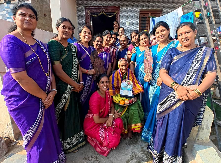 ಕಾರಟಗಿಯ ಚಿರನೂತನ ಮಹಿಳಾ ಸಂಘದ ಪದಾಧಿಕಾರಿಗಳು, ಸದಸ್ಯರು ಮೋರನಾಳಲ್ಲಿ ಭೀಮಮ್ಮ ಶಿಳ್ಳಿಕ್ಯಾತರ್ಗೆ ಸನ್ಮಾನಿಸಿದರು