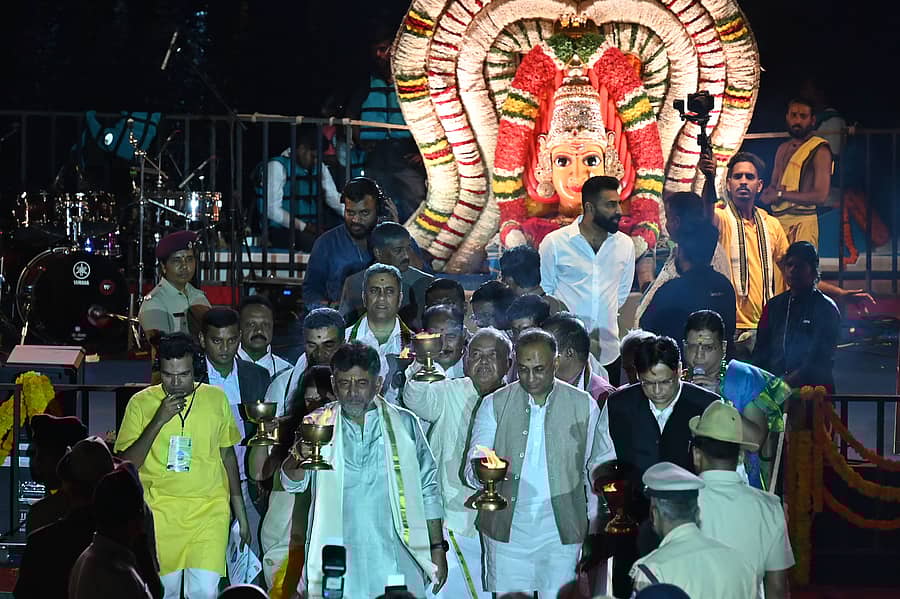 <div class="paragraphs"><p>ಸ್ಯಾಂಕಿ ಕೆರೆಯಲ್ಲಿ ಉಪ ಮುಖ್ಯಮಂತ್ರಿ ಡಿ.ಕೆ. ಶಿವಕುಮಾರ್ ನೇತೃತ್ವದಲ್ಲಿ ‘ಕಾವೇರಿ ಆರತಿ’ ನೆರವೇರಿತು. </p></div>