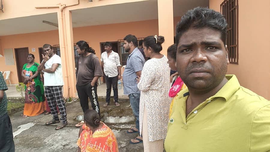 ಆಫ್ರಿಕಾದ ಗಾಬೂನ್‌ನ ರಾಜಧಾನಿ ಲಿಬ್ರವಿಲ್ಲೆಯಲ್ಲಿರುವ ಪೊಲೀಸ್‌ ಠಾಣೆಯ ಎದುರು ನಿಂತಿರುವ ಚನ್ನಗಿರಿ ತಾಲ್ಲೂಕಿನ ಹಕ್ಕಿಪಿಕ್ಕಿ ಸಮುದಾಯದವರು