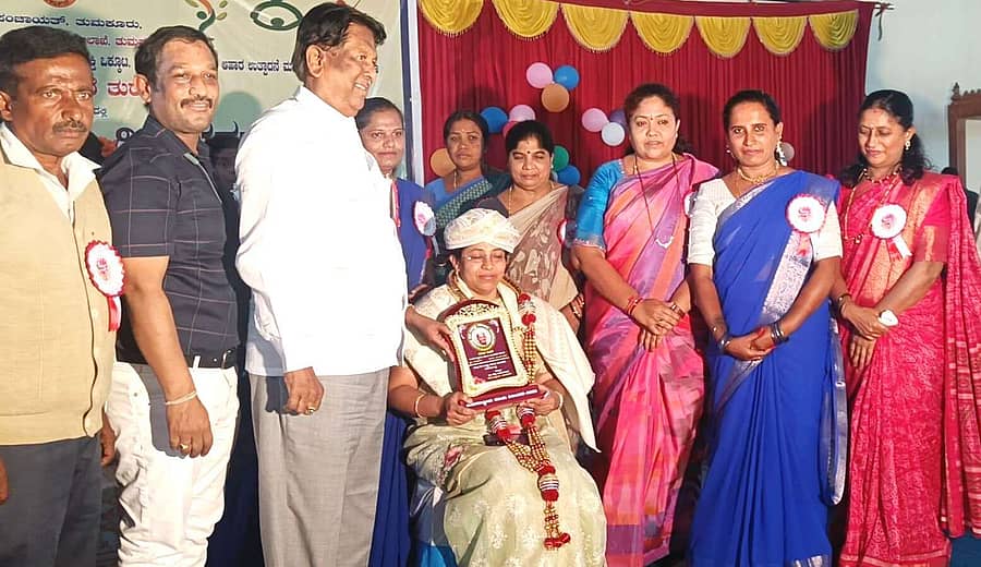 ತುರುವೇಕೆರೆಯಲ್ಲಿ ನಡೆದ ಮಹಿಳಾ ದಿನಾಚರಣೆ ಕಾರ್ಯಕ್ರಮದಲ್ಲಿ ಸ್ರೀರೋಗ ಮತ್ತು ಪಸೂತಿ ತಜ್ಞೆ ಡಾ.ಆಶಾಚೌದ್ರಿ ಅವರನ್ನು ಸತ್ಕರಿಸಲಾಯಿತು