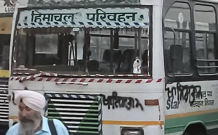 <div class="paragraphs"><p>ಹಿಮಾಚಲಪ್ರದೇಶದ ಸರ್ಕಾರಿ ಬಸ್ನ ಗಾಜು ಭಾಗಶಃ ಹಾನಿಗೊಂಡಿರುವುದು</p></div>