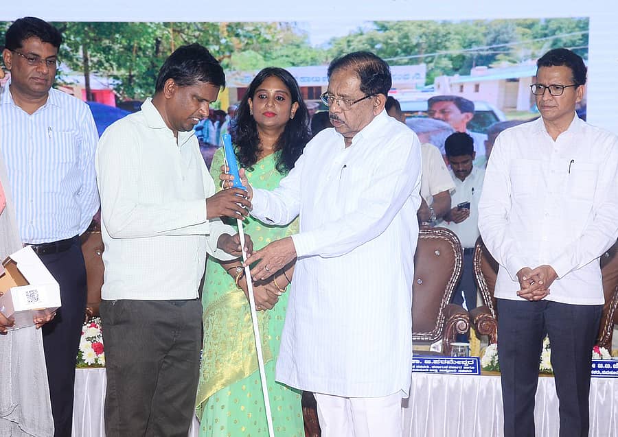 ತುಮಕೂರಿನಲ್ಲಿ ಶನಿವಾರ ಜಿಲ್ಲಾ ಉಸ್ತುವಾರಿ ಸಚಿವ ಜಿ.ಪರಮೇಶ್ವರ ವಿಶೇಷ ಚೇತನರಿಗೆ ಸಾಧನಾ ಸಲಕರಣೆ ವಿತರಿಸಿದರು. ಶಾಸಕ ಜಿ.ಬಿ.ಜ್ಯೋತಿಗಣೇಶ್, ಜಿಲ್ಲಾಧಿಕಾರಿ ಶುಭ ಕಲ್ಯಾಣ್, ಜಿ.ಪಂ ಸಿಇಒ ಜಿ.ಪ್ರಭು ಹಾಜರಿದ್ದರು