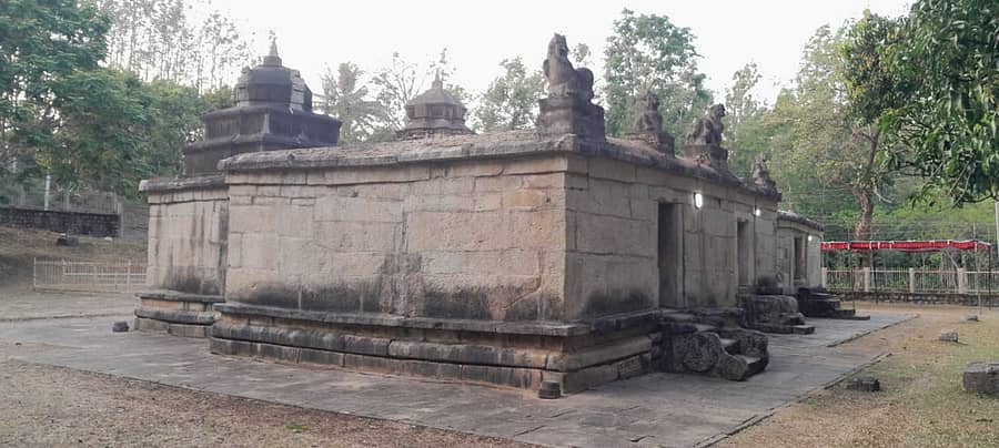 ಮುಳ್ಳೂರಿನಲ್ಲಿರುವ ತ್ರಿವಳಿ ಜಿನ ಬಸದಿ