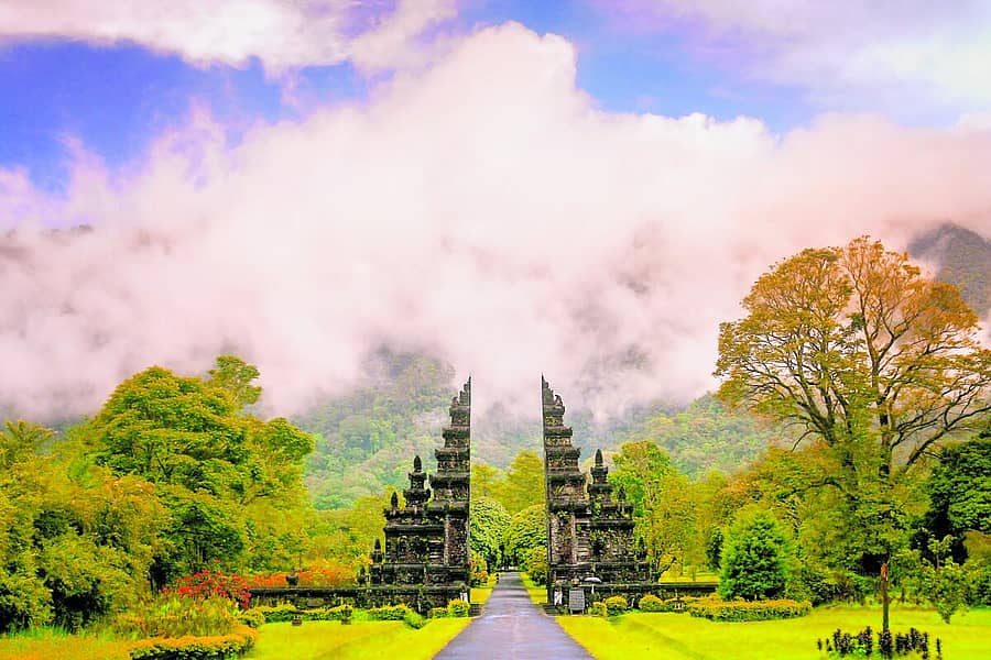 <div class="paragraphs"><p>ಬಾಲಿಯ ದೇವಸ್ಥಾನವೊಂದರ ಮಹಾದ್ವಾರ</p></div>