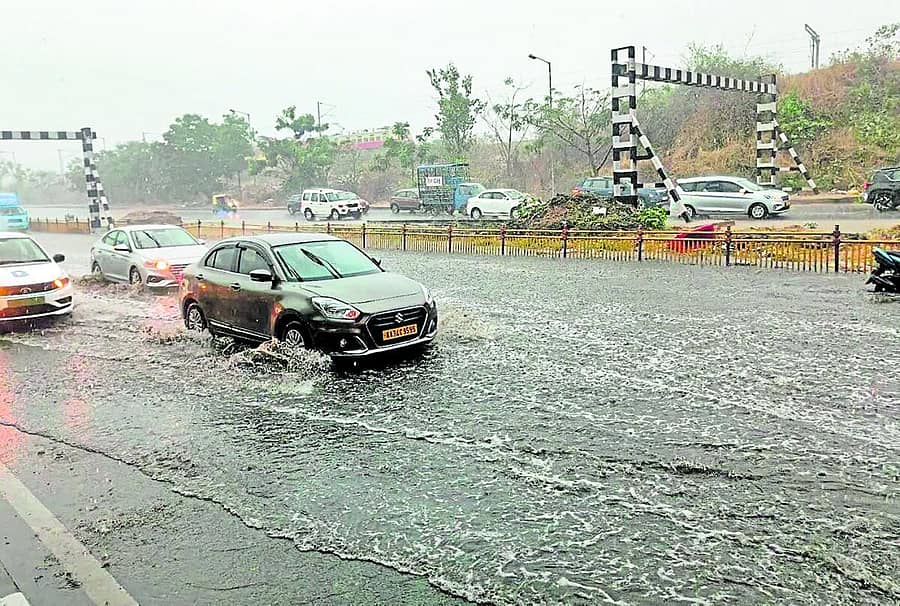 <div class="paragraphs"><p>ಯಲಹಂಕ ಕಾಫಿ ಡೇ ಬಳಿ ಮಳೆ ನೀರು ನಿಂತು ವಿಮಾನ ನಿಲ್ದಾಣದ ಕಡೆಗೆ ವಾಹನ ಸಂಚಾರ ನಿಧಾನಗತಿಯಲ್ಲಿತ್ತು</p></div>