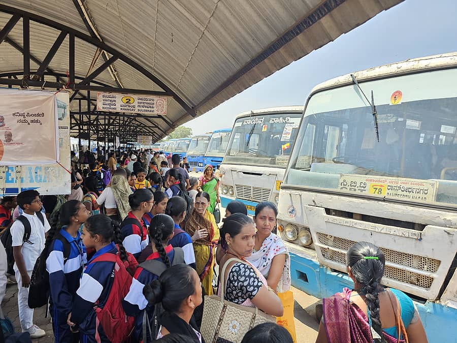 ಬೆಳಗಾವಿ ನಗರ ಬಸ್‌ ನಿಲ್ದಾಣದಲ್ಲಿ ಪ್ರಯಾಣಿಕರು ಬಸ್‌ಗಾಗಿ ಕಾಯುತ್ತ ನಿಂತಿದ್ದರು