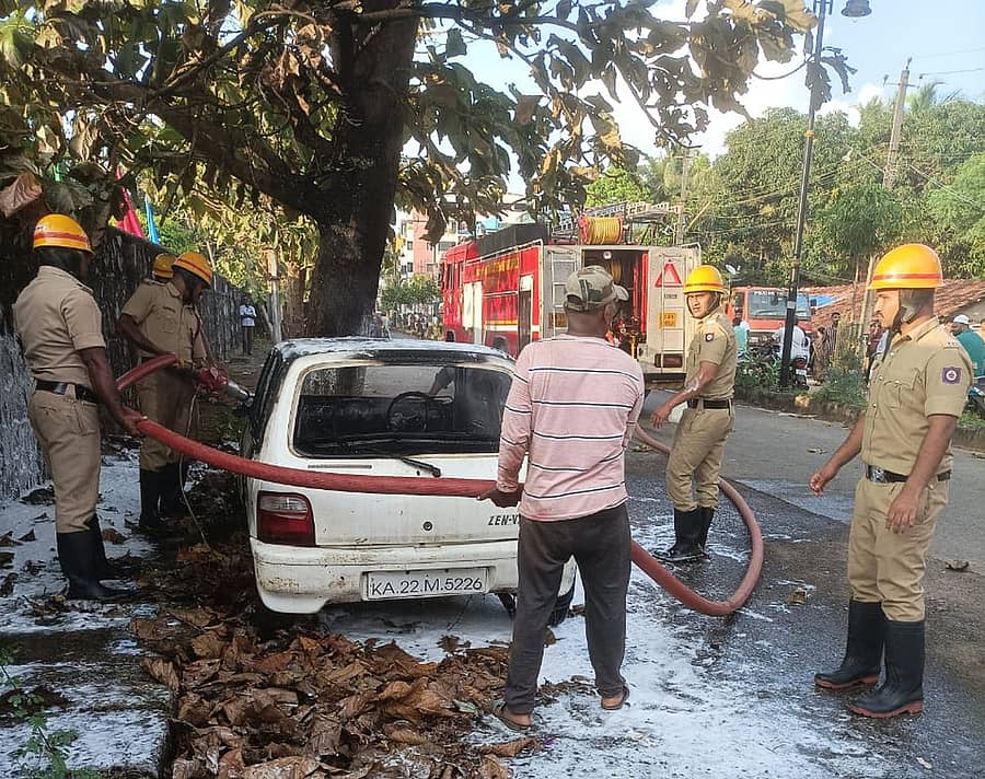 ಕಾರವಾರದ ಕೋಡಿಬಾಗದಲ್ಲಿ ಕಾರಿಗೆ ಹೊತ್ತಿಕೊಂಡಿದ್ದ ಬೆಂಕಿಯನ್ನು ನಂದಿಸಲು ಅಗ್ನಿಶಾಮಕ ದಳದ ಸಿಬ್ಬಂದಿ ಕಾರ್ಯಾಚರಣೆ ನಡೆಸಿದ್ದರು