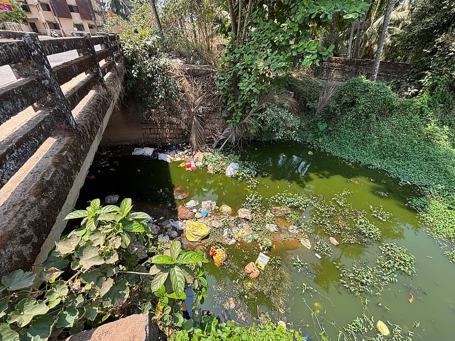 ಉಡುಪಿ ನಗರದಲ್ಲಿ ಇಂದ್ರಾಣಿ ನದಿಗೆ ಕಸ ಸುರಿದಿರುವುದು