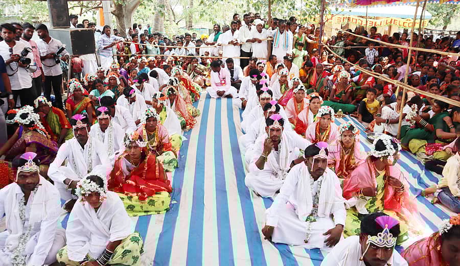 ಹಟ್ಟಿ ಸಮೀಪದ ‌ವಂದಲಿ ಹೊಸೂರು ಗ್ರಾಮದಲ್ಲಿ ಸಾಮೂಹಿಕ ವಿವಾಹ ಕಾರ್ಯಕ್ರಮ ನಡೆಯಿತು.