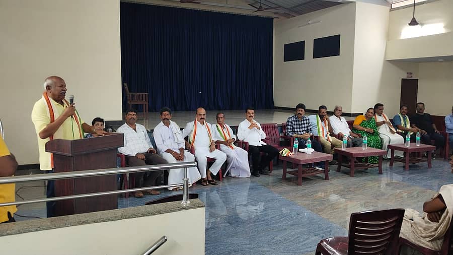 ಕಿನ್ನಿಗೋಳಿ ಬಳಿಯ ಬಳ್ಕುಂಜೆಯಲ್ಲಿ ನಡೆದ ಸಭೆಯಲ್ಲಿ ಜಿಲ್ಲಾ ಕಂಬಳ ಸಮಿತಿ ಗೌರವಾಧ್ಯಕ್ಷ ಎರ್ಮಾಳ್ ರೋಹಿತ್ ಕುಮಾರ್ ಹೆಗ್ಡೆ ಮಾತನಾಡಿದರು